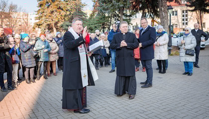 Poświęcenie aut dla pielęgniarek Hospicjum Domowego Caritas Archidiecezji Wrocławskiej