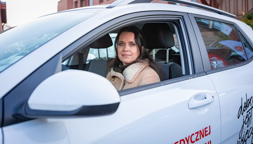 Poświęcenie aut dla pielęgniarek Hospicjum Domowego Caritas Archidiecezji Wrocławskiej