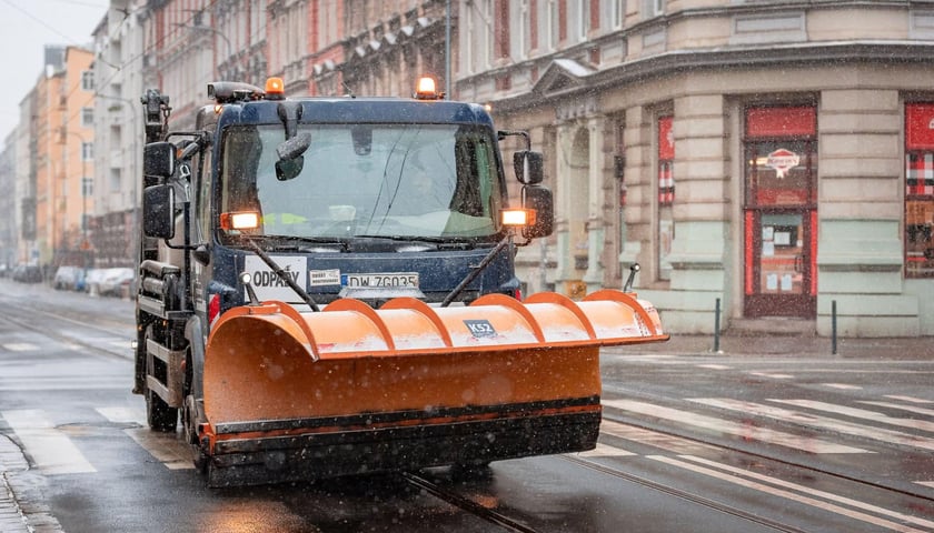 Pługopiaskarka na drodze