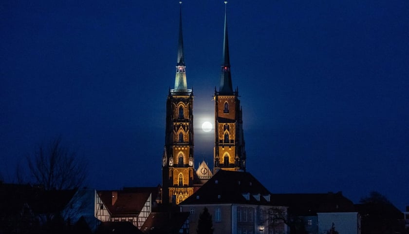 Pełnia Śnieżnego Księżyca we Wrocławiu, widoczna między wieżami katedry.