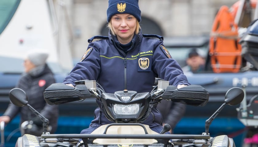 Strażniczka miejska na quadzie, który jest we flocie  Straży Miejskiej Wrocławia