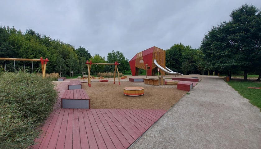 Plac zabaw w parku Mamuta we Wrocławiu.