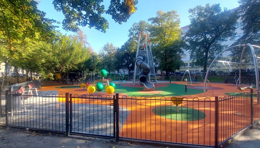 Plac zabaw na skwerze I. Sendlerowej we Wrocławiu.