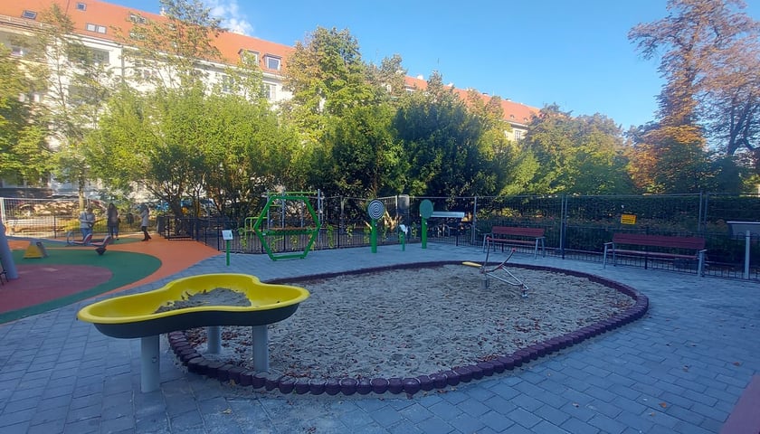 Plac zabaw na skwerze I. Sendlerowej we Wrocławiu.