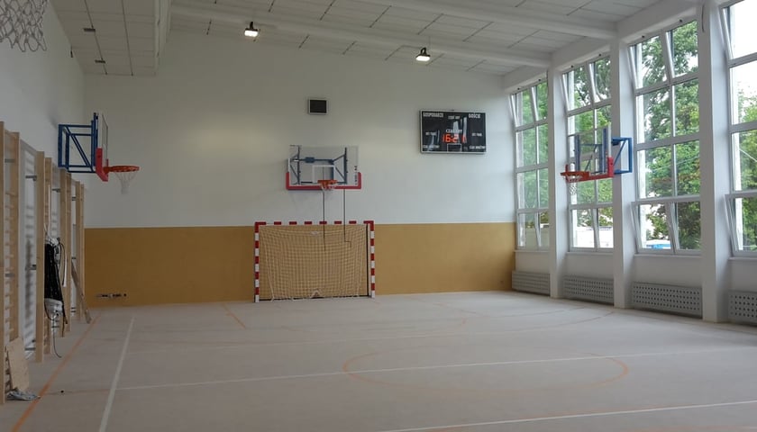 Sala gimnastyczna w Zespole Szkół nr 20 we Wrocławiu.