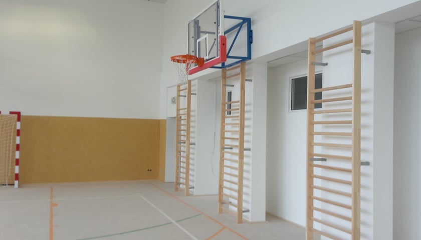 Sala gimnastyczna w Zespole Szkół nr 20 we Wrocławiu.