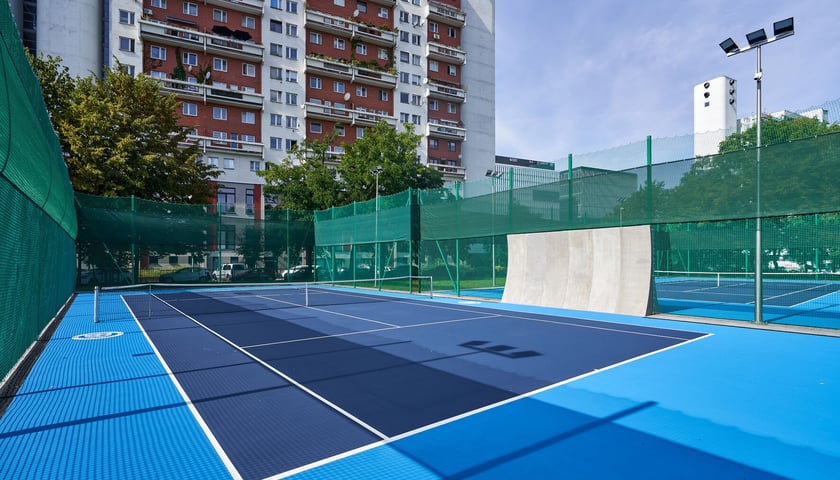 Blok sportowy na terenie Szkoły Podstawowej nr 72 we Wrocławiu.