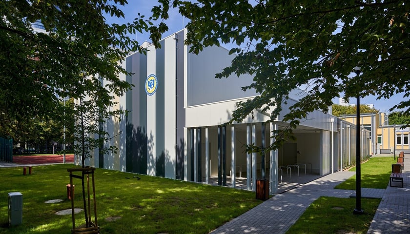 Blok sportowy na terenie Szkoły Podstawowej nr 72 we Wrocławiu.