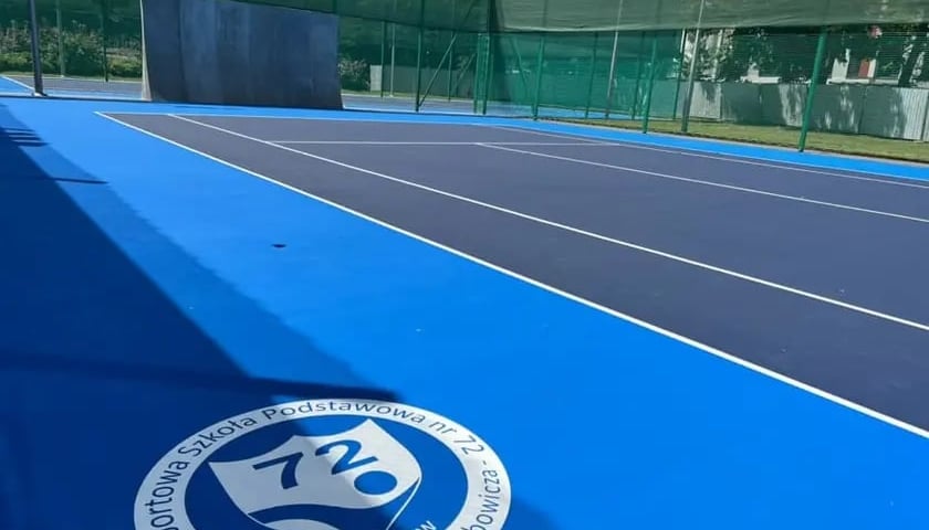Blok sportowy na terenie Szkoły Podstawowej nr 72 we Wrocławiu.