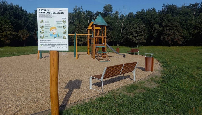Plac zabaw na Nowych Żernikach we Wrocławiu.