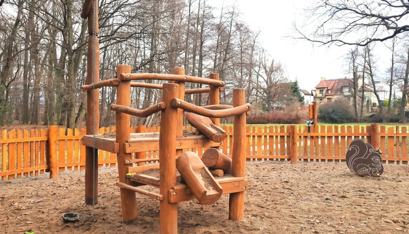 Plac zabaw dla dzieci w parku Złotnickim we Wrocławiu.