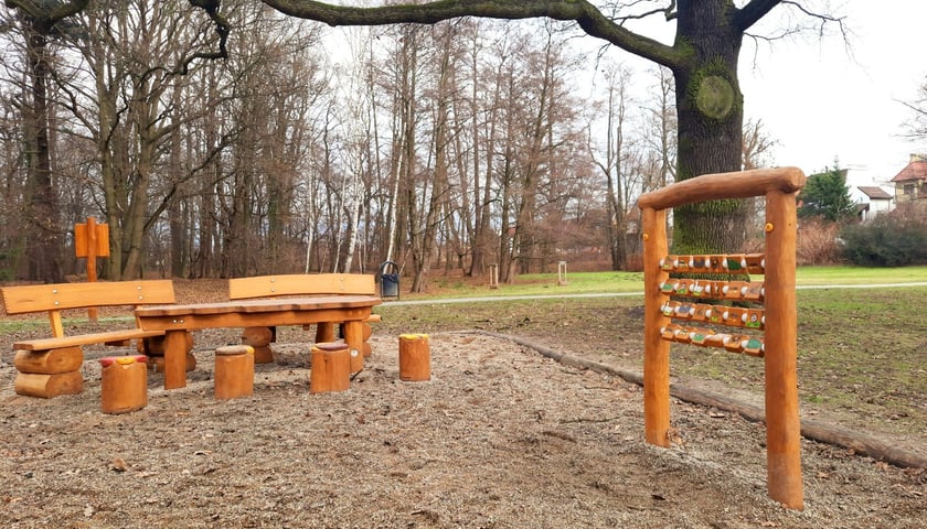 Plac zabaw dla dzieci w parku Złotnickim we Wrocławiu.