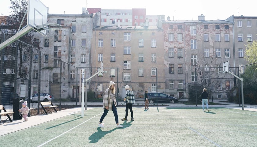 Podwórko na osiedlu Plac Grunwaldzki we Wrocławiu po metamorfozie.