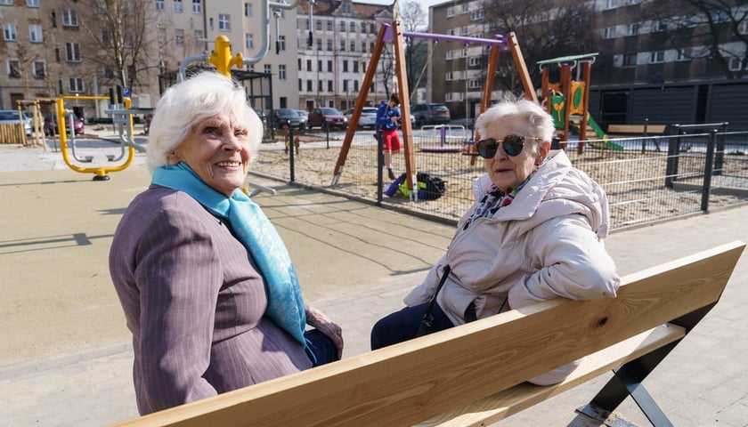 Podwórko na osiedlu Plac Grunwaldzki we Wrocławiu po metamorfozie.