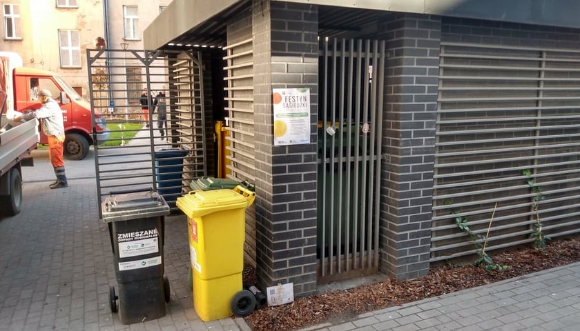 Podwórko na wrocławskim Nadodrzu w trakcie remontu.