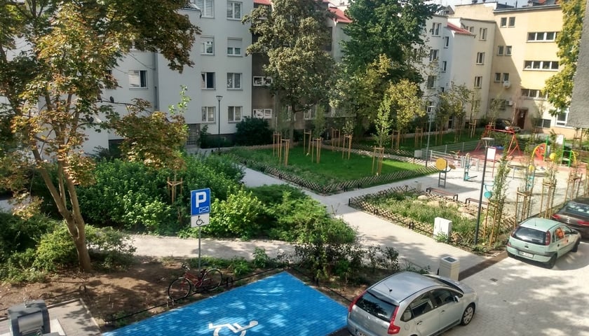 Podwórko przy placu Nowy Targ po rewitalizacji.