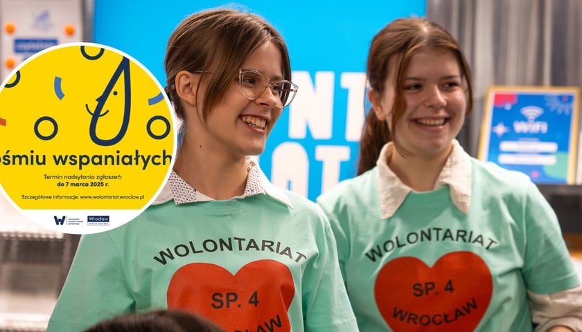 Na dużym zdjęciu dwie uczennice-wolontariuszki ze Szkoły Podstawowej nr 4, na małym zdjęciu fragment plakatu konkursu „Ośmiu Wspaniałych” 