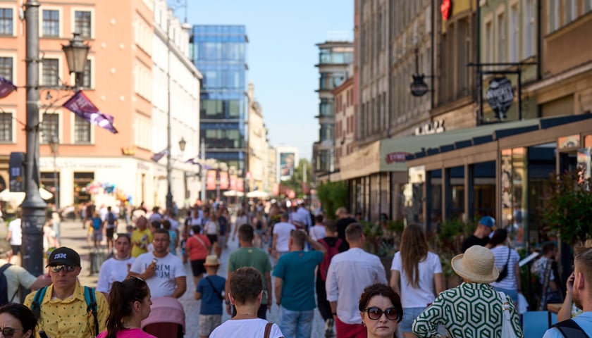 Tłum przechodniów we wrocławskim rynku, zdjęcie archiwalne, ilustracyjne