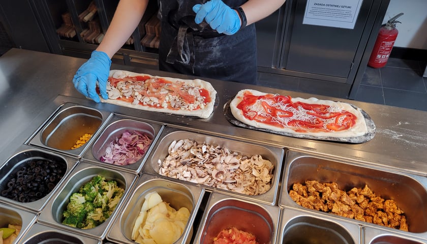 W lokalu Pizzatopia we Wrocławiu można samodzielnie wybrać składniki, które znajdą się na waszej pizzy.