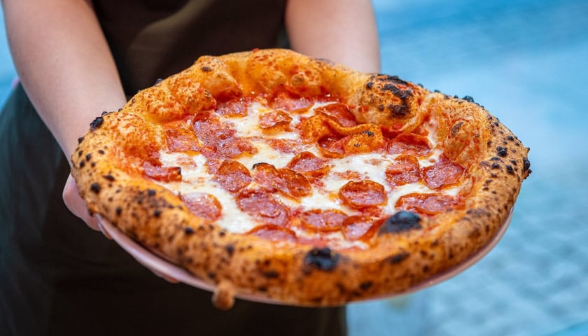 Sprawdź, gdzie wybrać się na pizzę we Wrocławiu! Na zdjęciu pizza z Manii Smaku przy ulicy Oławskiej.