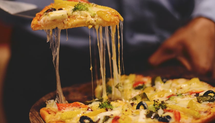 Na zdjęciu pizza amerykańska. To danie zjemy w sieci lokali Express Pizza we Wrocławiu.