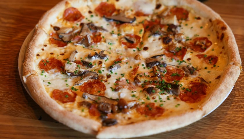 Na zdjęciu pizza San Marco z grzybami z lokalu Tutti Santi we Wrocławiu.