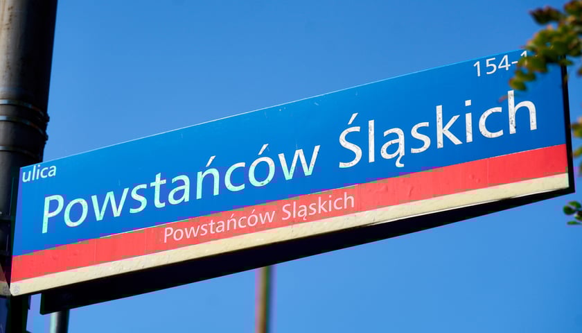 Tablica z nazwą ulicy Powstańców Śląskich