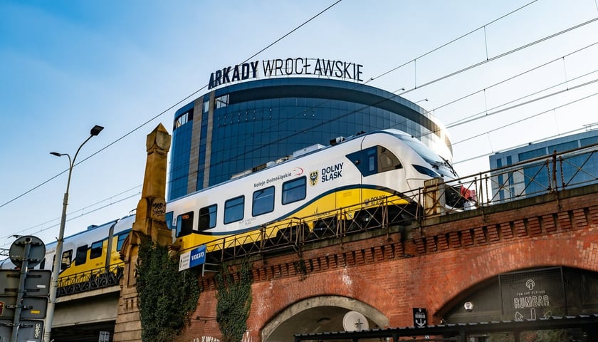 Arkady Wrocławskie i pociąg przy Bogusławskiego