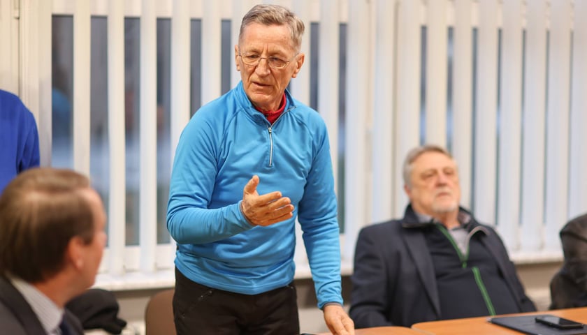 Spotkanie mieszkańców i RO Powstańców Śląskich z przedstawicielami miasta. Pan Wiesław, mieszkaniec osiedla pytał m.in. o wywóz śmieci