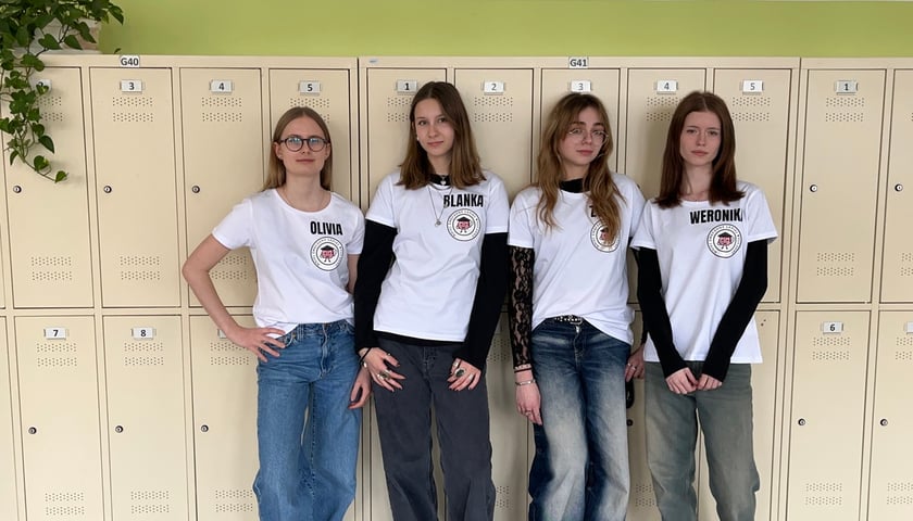 Cztery licealistki w białych koszulkach z logo projektu „Mniej zmęczony – Lepiej wyuczony”. Od lewej: Olivia Siemiochin, Blanka Pieczkowska, Zofia Śliwińska i Weronika Kieszkowska, autorki projektu