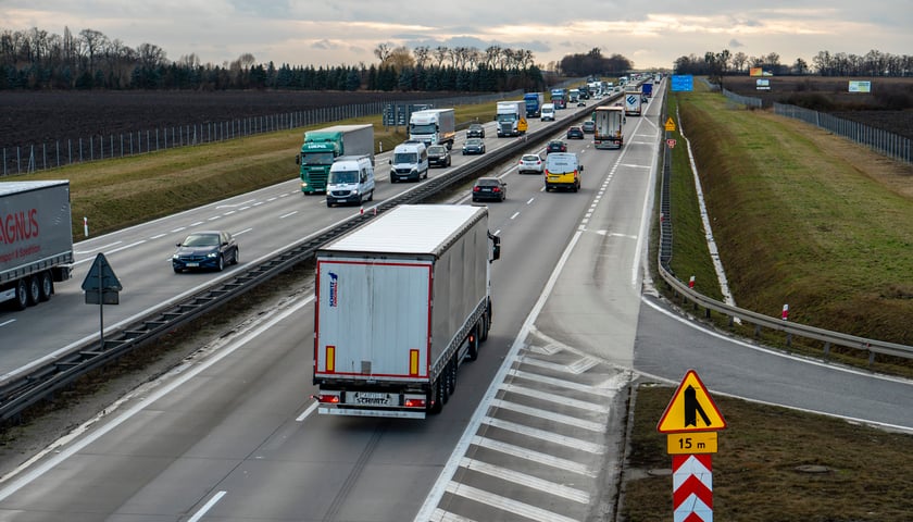 Autostrada A 4 z lotu ptaka z jadącymi samochodami osobowymi i ciężarowymi