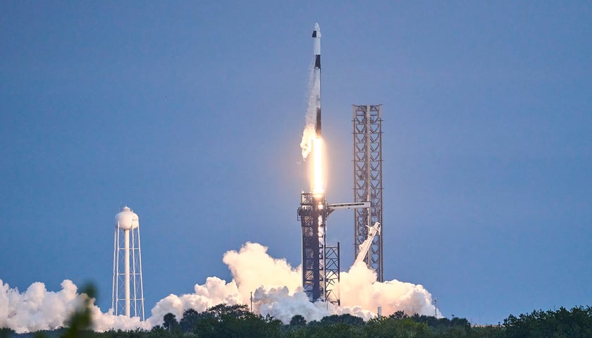 Rakieta typu Falcon 9 w momencie wystrzelenia (zdjęcie ilustracyjne)