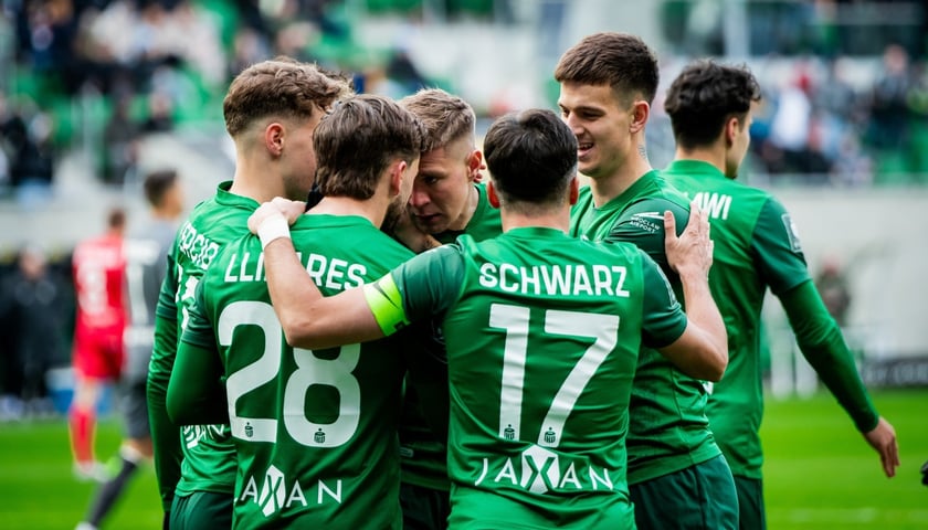 Piłkarze Śląska Wrocław cieszą się z ostatniego pewnego zwycięstwa z Widzewem Łódź. Czy w równie dobrych nastrojach będą po meczu w Kielcach?