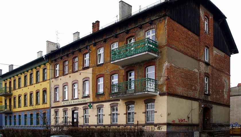 <p>Nie znamy jeszcze wytycznych konserwatorskich, odnośnie rewitalizacji Brochowa - wszystkie kamienice wpisane są do ewidencji zabytk&oacute;w</p>