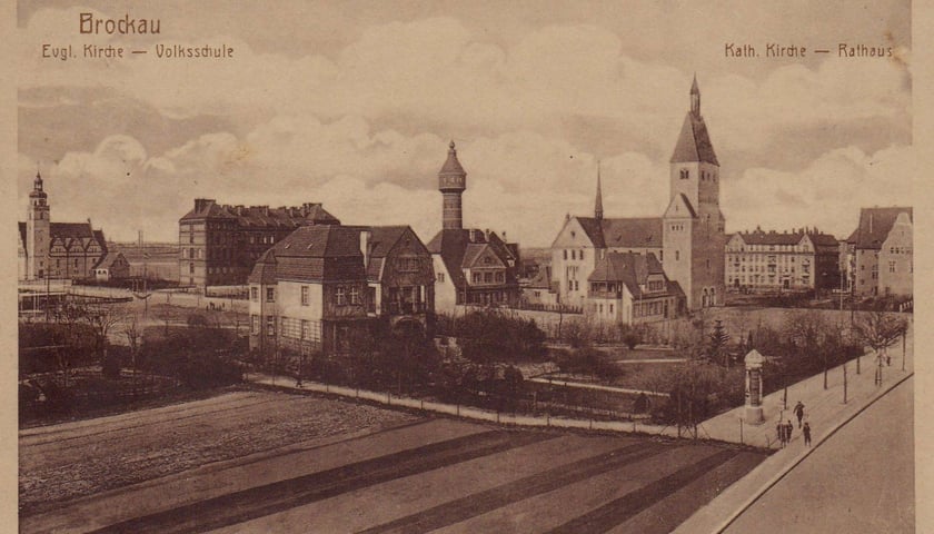 <p>W latach 1939-1950 Broch&oacute;w (także Proch&oacute;w), był miasteczkiem. Tu, na poczt&oacute;wce z początku XX wieku, jest jeszcze dzielnicą Breslau</p>