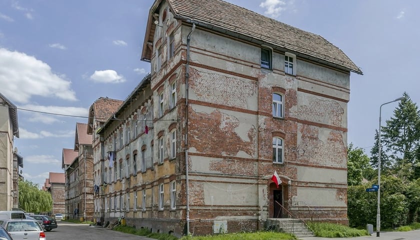 Kamienica stojąca na rogu dwóch ulic na Brochowie