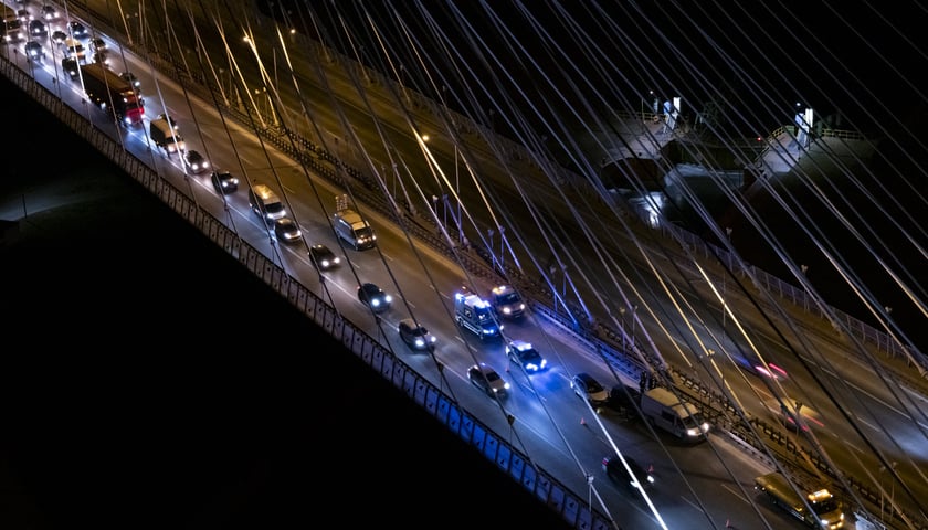 Noc, korek na moście rędzińskim, widok z góry