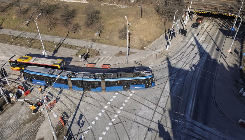 Na zdjęciu plac Powstańców Wielkopolskich z lotu ptaka, a na nim tramwaj. Od soboty 22 lutego znów po nim jeżdżą tramwaje. Poza powrotem starych linii, kursuje tędy nowa - numer 24