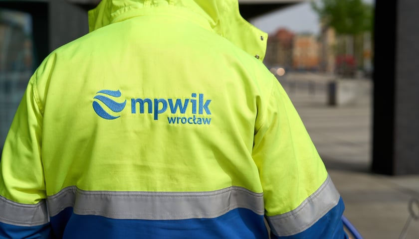 pracownik MPWiK w kurtce z logo