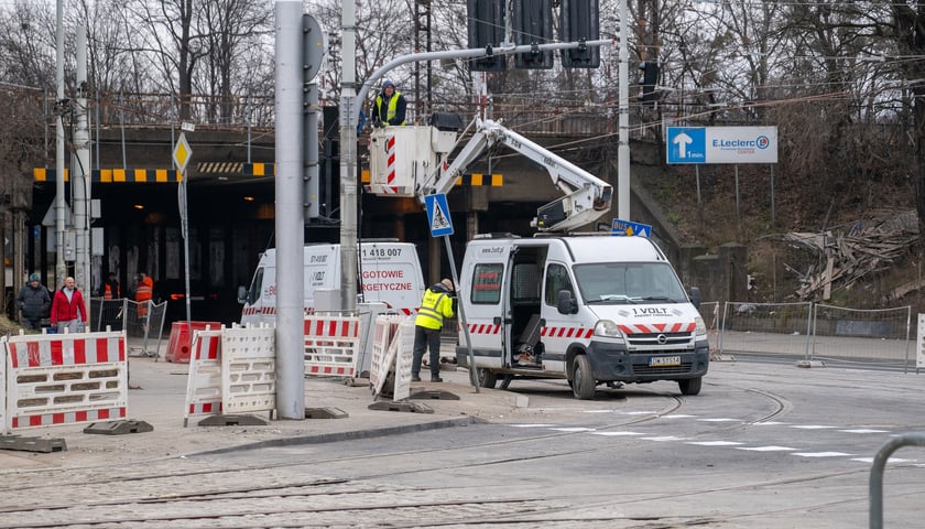 Na zdjęciu z piątku 21 lutego ostatnie prace przygotowujące plac Powstańców Śląskich na przyjęcie tramwajów i autobusów.