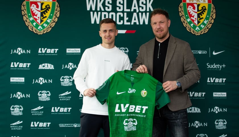 Henrik Udahl (z lewej), nowy napastnik Śląska, i Rafał Grodzicki (z prawej), dyrektor sportowy WKS-u
