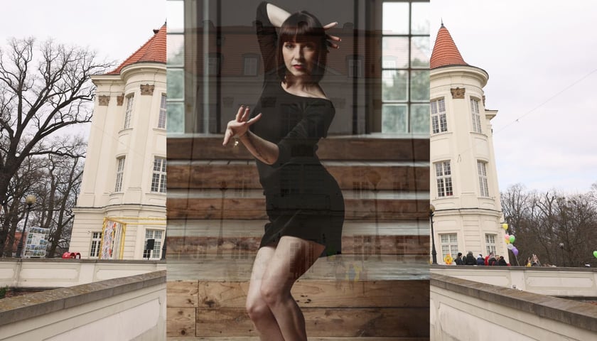 Tancerka Anna Blacha-Spruch w czarnej sukience na tle leśnickiego pałacu