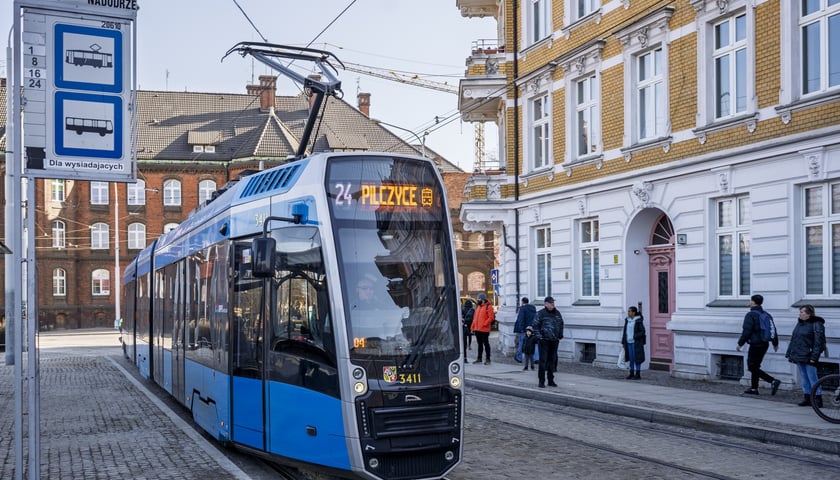 Dziś - 22 lutego - zadebiutowała nowa linia tramwajowa numer 24. Na zdjęciu tramwaj 24 na świeżo wyremontowanym pl. Powstańców Wielkopolskich