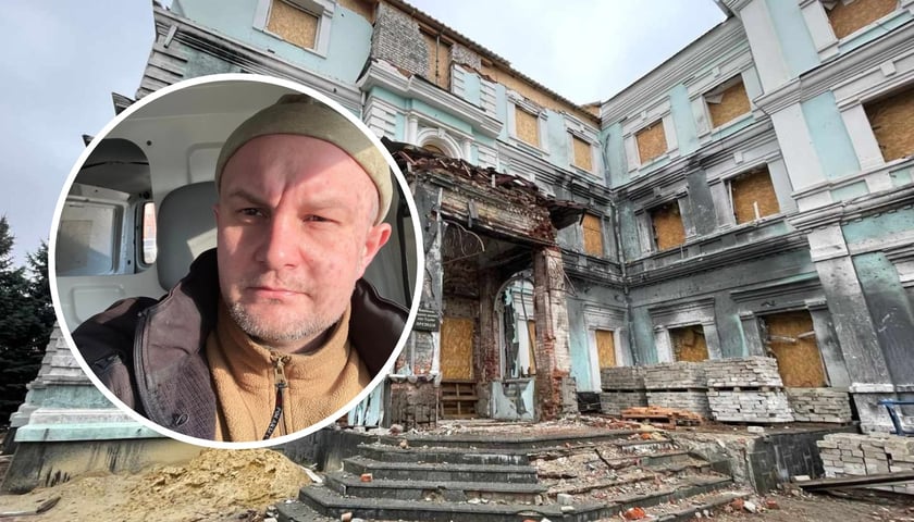 W tle - zniszczony ostrzałem budynek. W kółku - Piotr Kaszuwara