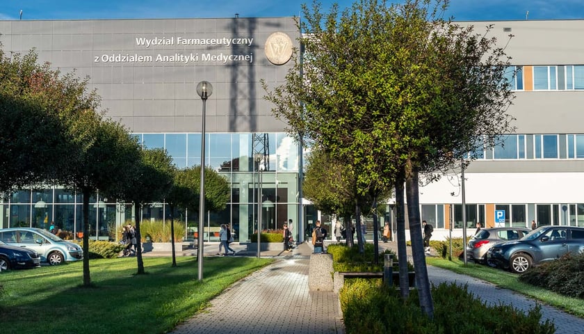 Budynek Wydziału Farmaceutycznego UMW przy ul. Borowskiej