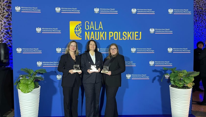 Od lewej: dr hab. Natalia Szozda, prof. dr hab. Bogusława Drelich-Skulska i prof. dr hab. Ewa Stańczyk-Hugiet