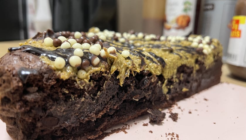 Czekoladowe brownie okryte nadzieniem dubajskim