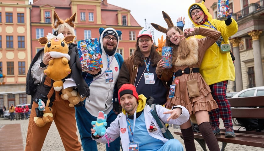Wolontariusze w przebraniach pokemonów podczas finału WOŚP w 2025 roku