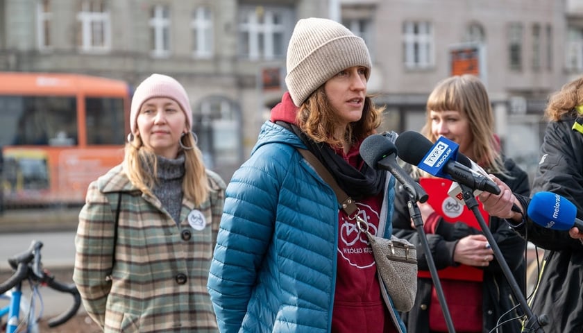 Trzy kobiety, w tle mikrofony, uczestniczki konferencji prasowej 6. edycji „W kółko kręcę”
