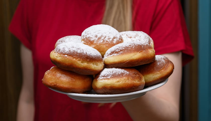 Pączki na tacy, zdjęcie ilustracyjne